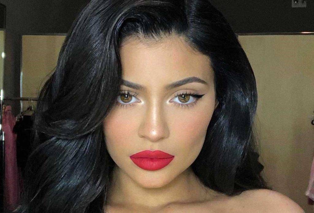 Kylie Jenner spots today without makeup 1