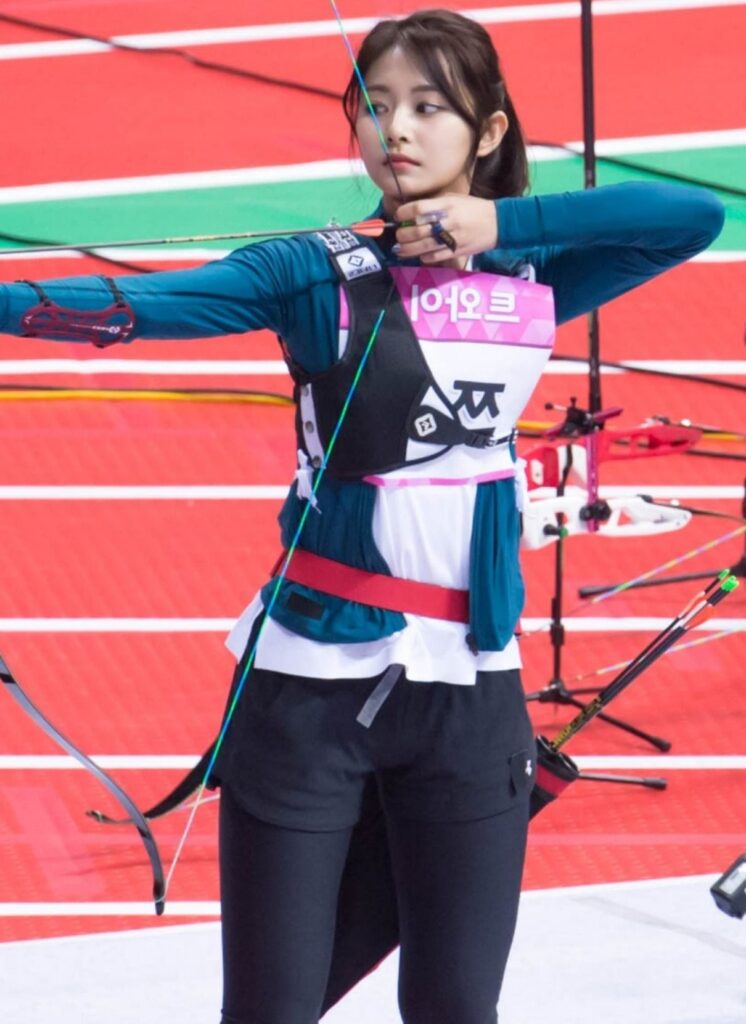 Female Archery Players